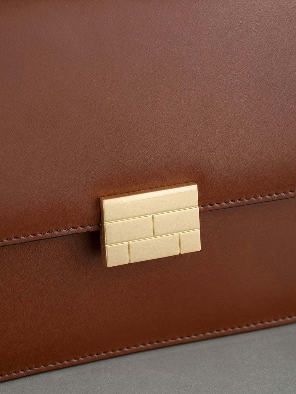 handbag detail view alt:size alt:fit1